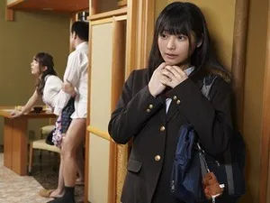 Bé xinh mới lớn cướp chồng của mẹ
