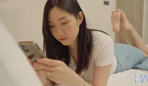 Xinh đẹp nhưng vẫn bị gã chồng địt nhau, vợ yêu buồn tình cho anh giao hàng đụ luôn